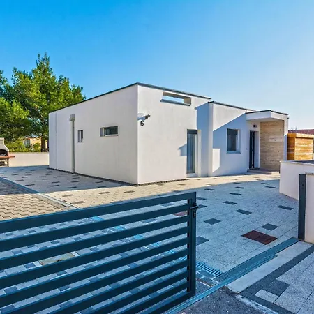 Luxury With A Swimming Pool - 23776