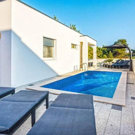 Luxury With A Swimming Pool - 23776 Villa