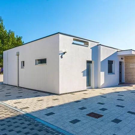 Luxury With A Swimming Pool - 23776 * Vir